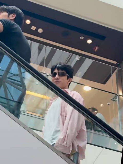 香港中环偶遇井柏然,对粉丝挥手打招呼