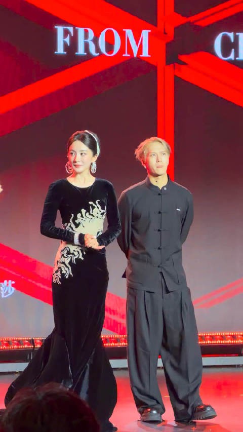 王嘉尔逗杨幂 是CP感还是姐弟感