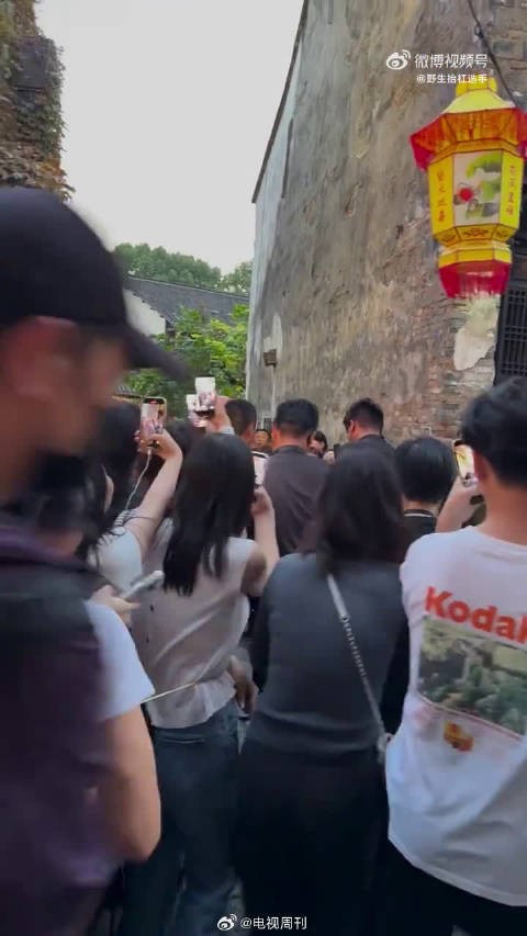 羡慕此刻在乌镇的人，看戏之余还能蹲偶遇，这波追星位置真的得天独厚