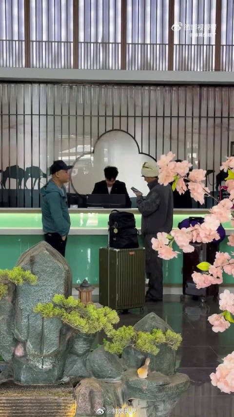 很难把这个清瘦的身影和记忆里的岳云鹏联系起来，减肥成果太惊人