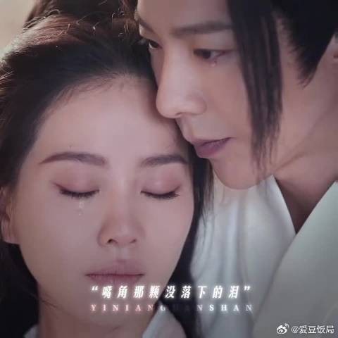 “想把你抱进身体里面，不敢让你看见，嘴角那颗没落下的泪”