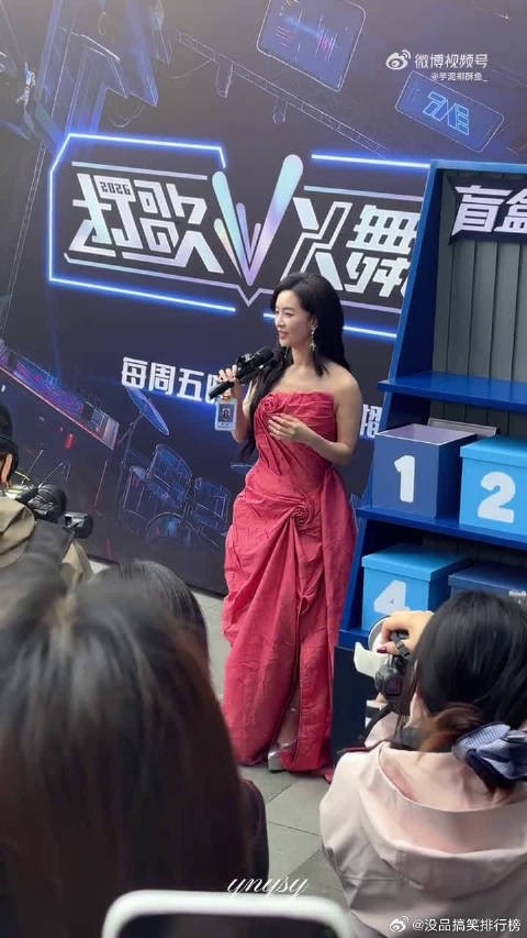 再次听见她唱红尘客栈,一下子就想起当初那个封神的雨夜舞台