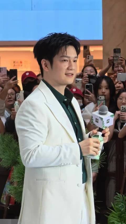 樊振东现身上海环球港见面会,喝牛奶萌翻现场粉丝