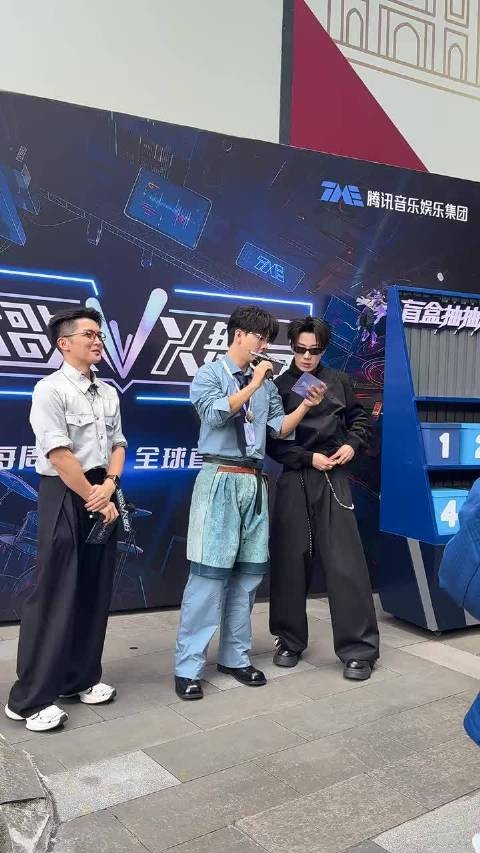 鹭卓胡夏现场battle数鸡蛋 鹭卓一口气数32个