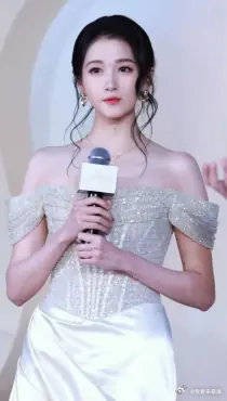 关晓彤这次的造型让人眼前一亮，她真的越发的有魅力了！
