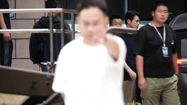 魏大勋新剧开机气质都变了，好瘦啊