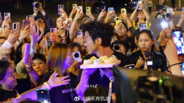 王传君披荆斩棘舞台收获掌声与兄弟生日祝福