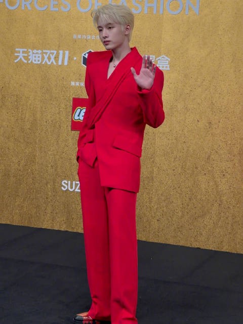 董思成以金发搭配红色西装造型，亮相VOGUE时尚之力盛会红毯