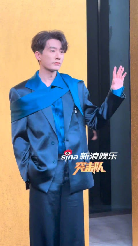 刘学义惊喜亮相,蓝色西装+丝带造型,今天是性感林大爷!