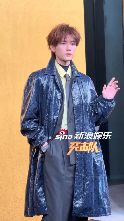 周翊然今天VOGUE盛典造型来袭,大衣叠穿西装,搭配同色领带,状态太好了