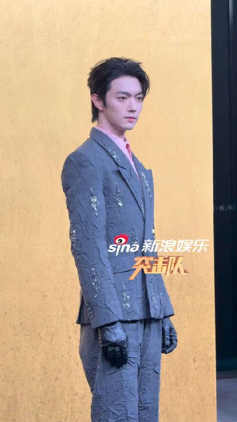 许凯衣服怎么皱巴巴的，好独特的设计！