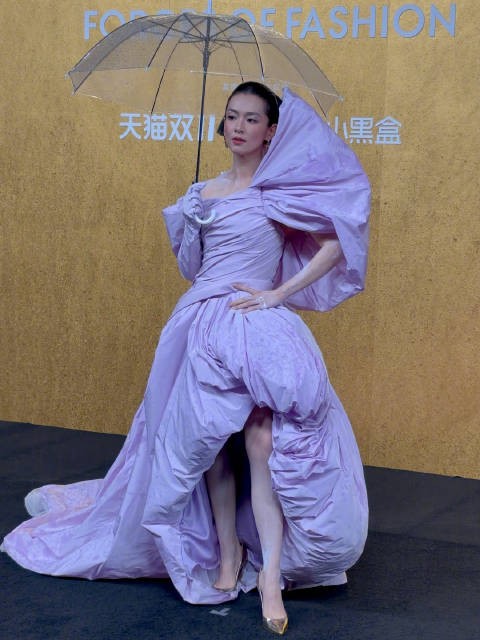陈昊宇身着紫色廓形礼服搭配复古发髻亮相今天这造型好“拽姐”啊!