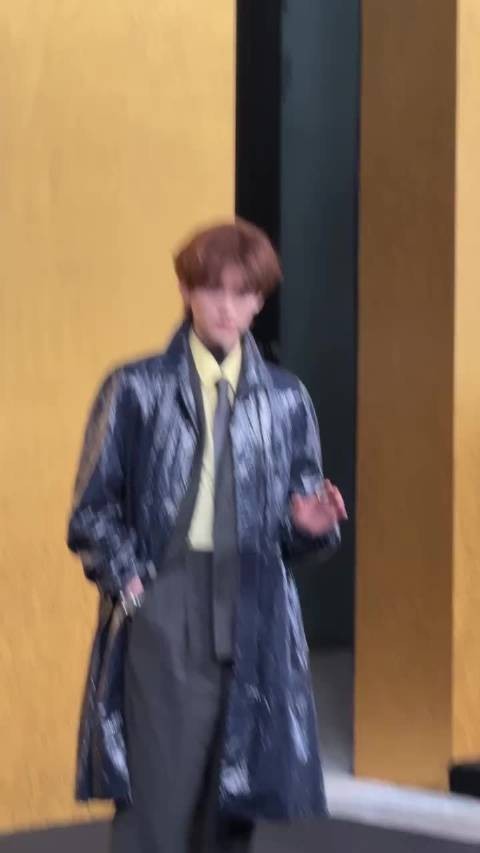 周翊然亮相VOGUE盛典,深蓝风衣叠搭绿衬衫鞠躬尽显贵公子