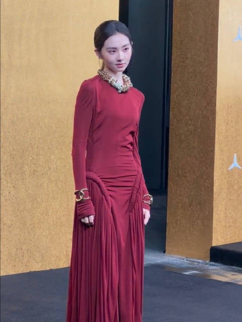 黄多多（黄忆慈） 一袭红裙亮相Vogue红毯，今日是香女孩儿，定点还挺稳啊