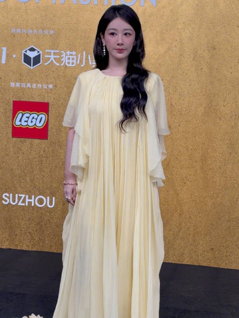 杨紫身着明黄色纱裙亮相