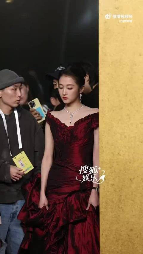 关晓彤一袭复古美裙衬出出众气质