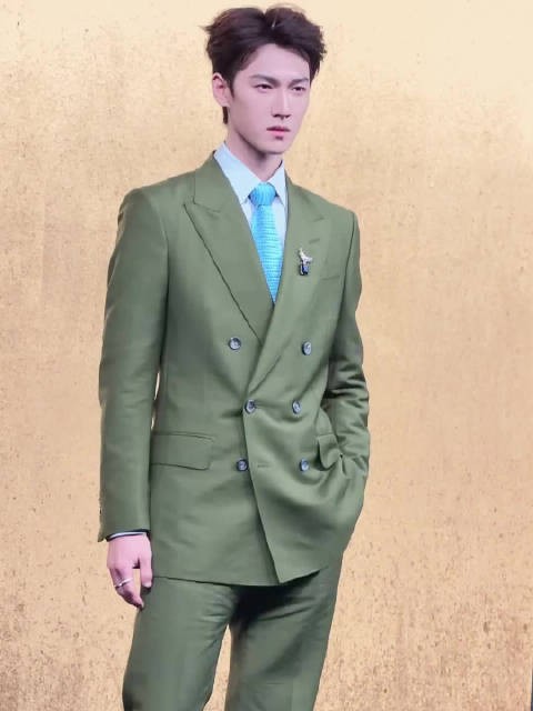一身墨绿色西装造型亮相清爽又贵气！(cr.网络)