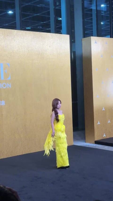万妮达亮相VOGUE盛典明黄羽毛礼裙气场全开