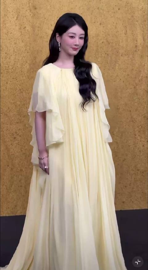 杨紫vogue红毯怼脸生图,好高清的美貌,来浅评下这状态