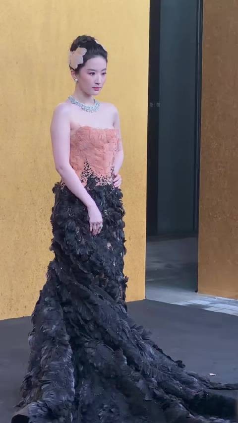刘亦菲vogue造型引讨论，眼睛大小不一