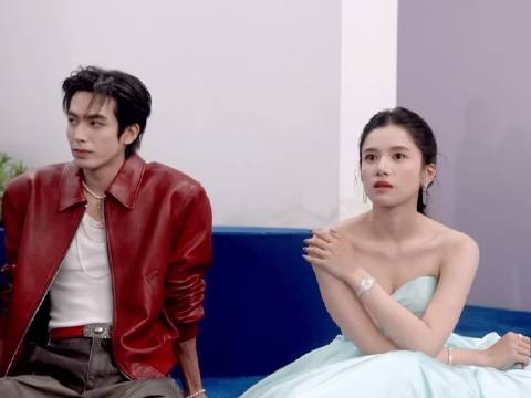 宋威龙张婧仪同步转头,侧脸骨相长得太像