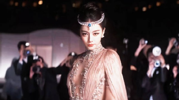 迪丽热巴VOGUE红毯衔蝴蝶冒雨首走