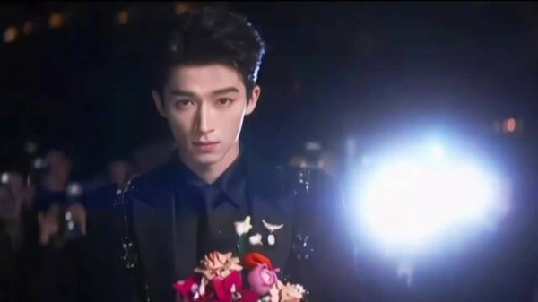 王星越黑缎西装亮相VOGUE红毯 网友称与结婚造型无区别