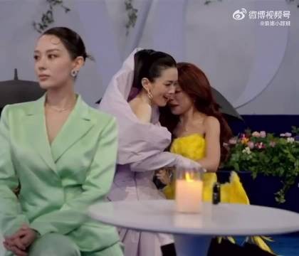 陈昊宇万妮达红毯后台手拉手玩耍互动