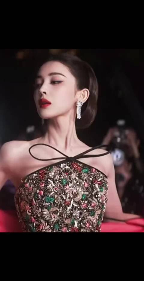娜扎红毯定点杀,从容盯向镜头,浓颜氛围感拉满,镜头表现力绝了