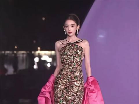 娜扎后台随拍扛住无滤镜抓拍，盘发礼裙勾勒轮廓