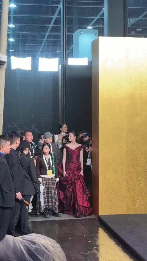 关晓彤好古典高贵的美啊啊啊 vogue红毯