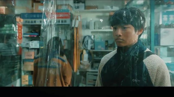 少男少女树林深处瓶子装胎儿，两少年泥地扭打后逃离小镇