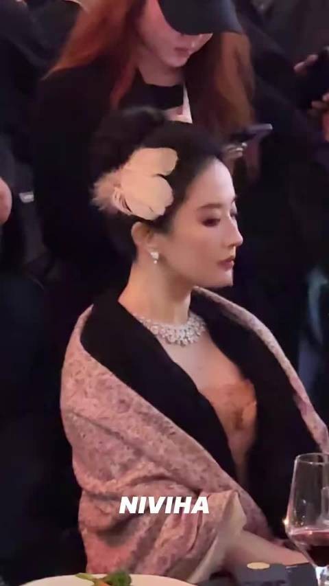 刘亦菲发烧眼发炎，十几度风雨穿露肩礼服，红酒改喝热水