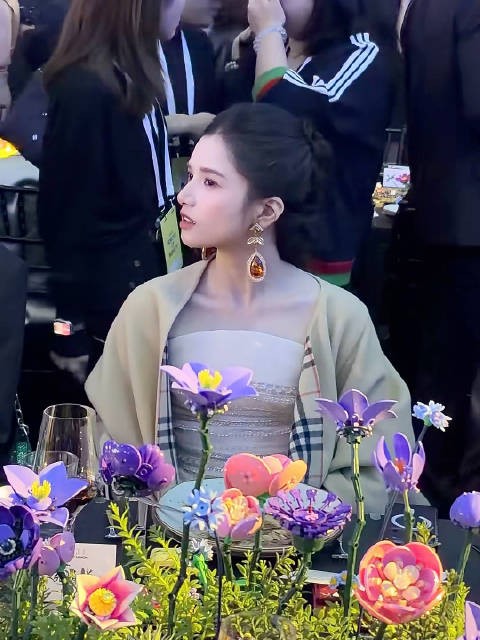 让我挂张婧仪耳坠子上荡会儿秋千