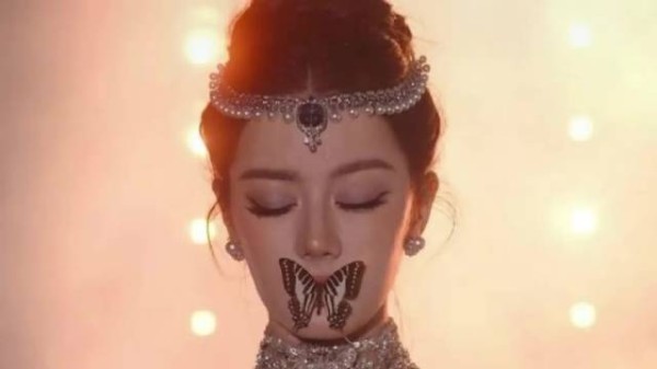 迪丽热巴VOGUE红毯雨中衔蝶即兴封神