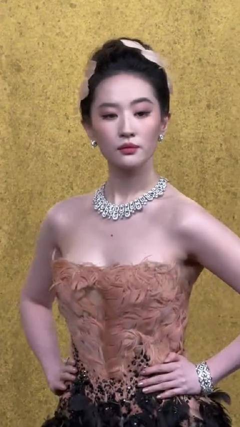 刘亦菲VOGUE红毯收伞利落，橘粉羽毛高定配宝格丽高珠