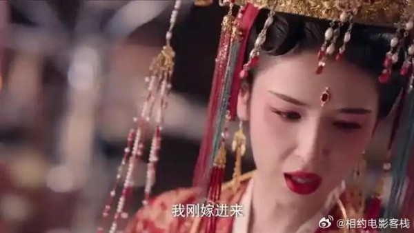 自己要嫁的人死了,女统领赶忙做戏,哭戏太假了