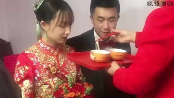 婚礼现场婆婆喂新娘吃面，连夹5回都故意失败，下一幕网友不淡定