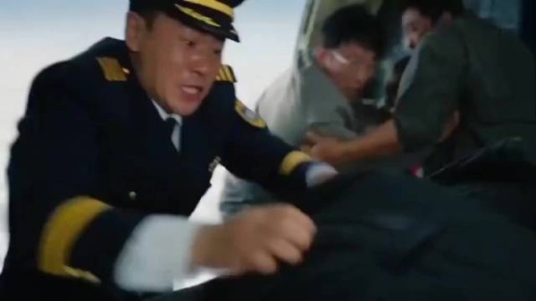 故事反转！误把书包当成降落伞！ 专家就是专家，不得不佩服，be like