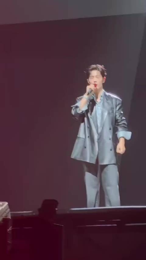 肖战引导粉丝喊谢谢致敬演唱会付出者