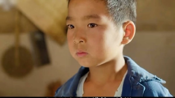 瞎子老吴与男孩父亲五块钱交易 男孩抵触辨认钞票面额