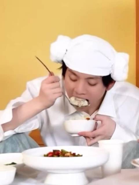 台上认真舞台,台下认真干饭,管健嘉晨鲜活又接地气