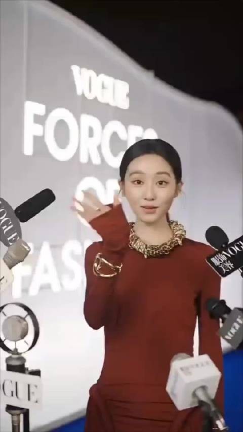 黄多多VOGUE采访,说话时的动作和神态跟爸爸去哪儿一模一样