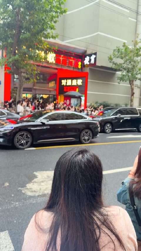 地铁口人群围观拍照,抖音直播何秋亊引路人问who is he