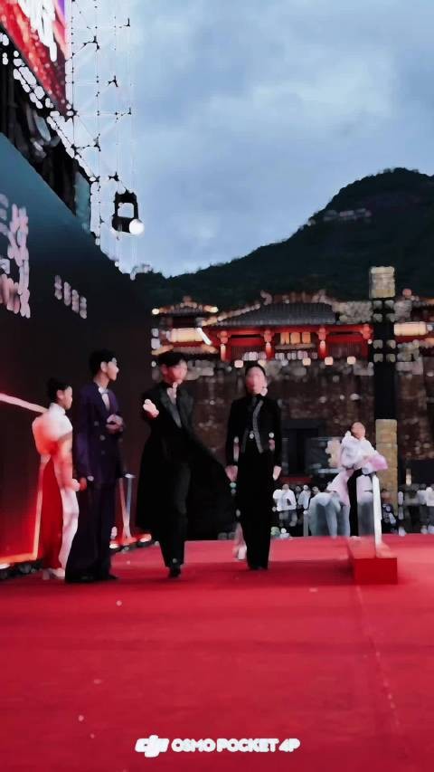 焉栩嘉亮相横店影视节 贵公子造型引热议