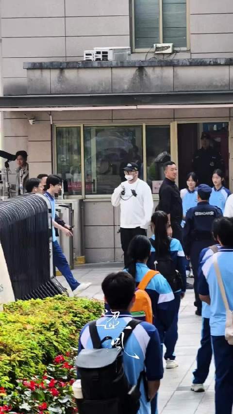 年纪轻轻有这么多女粉丝,以后很难不犯错呀!