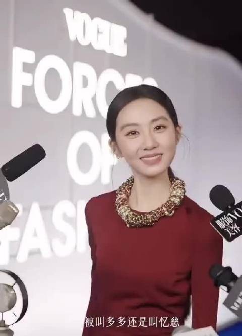 20岁黄多多VOGUE红毯采访声音依旧软糯