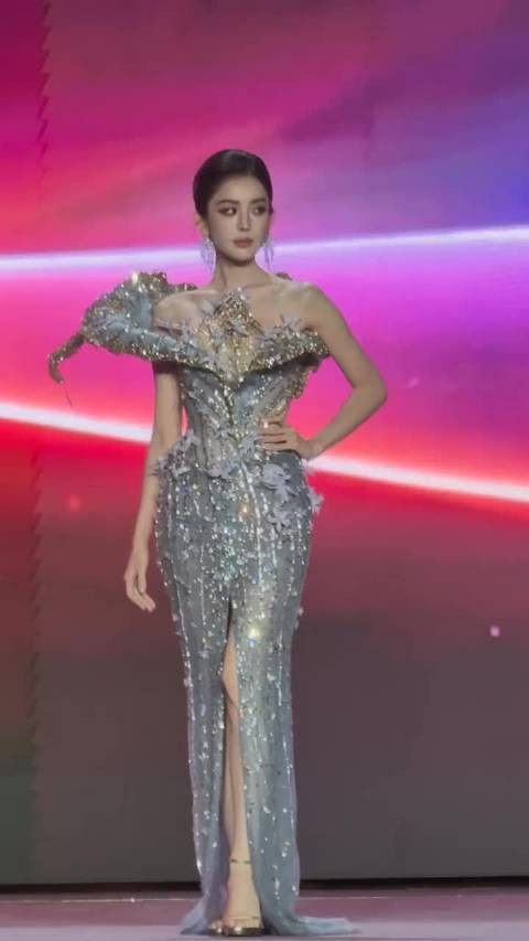 娜扎文荣奖红毯亮相，一袭华裙璀璨动人