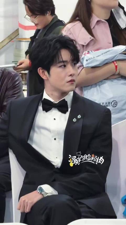 田嘉瑞今天文荣奖红毯造型,今天帅的像参加婚礼