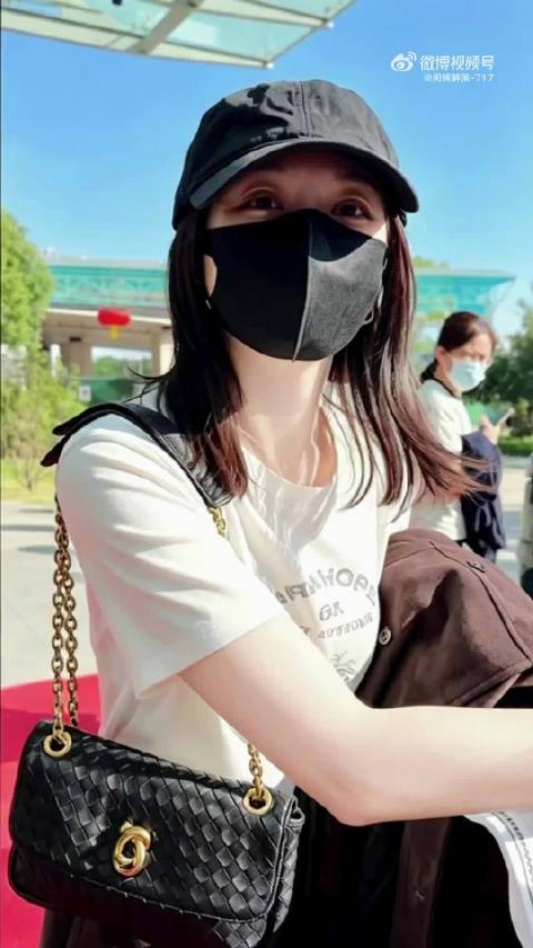 秦岚出发潮汕录制吃饭综艺